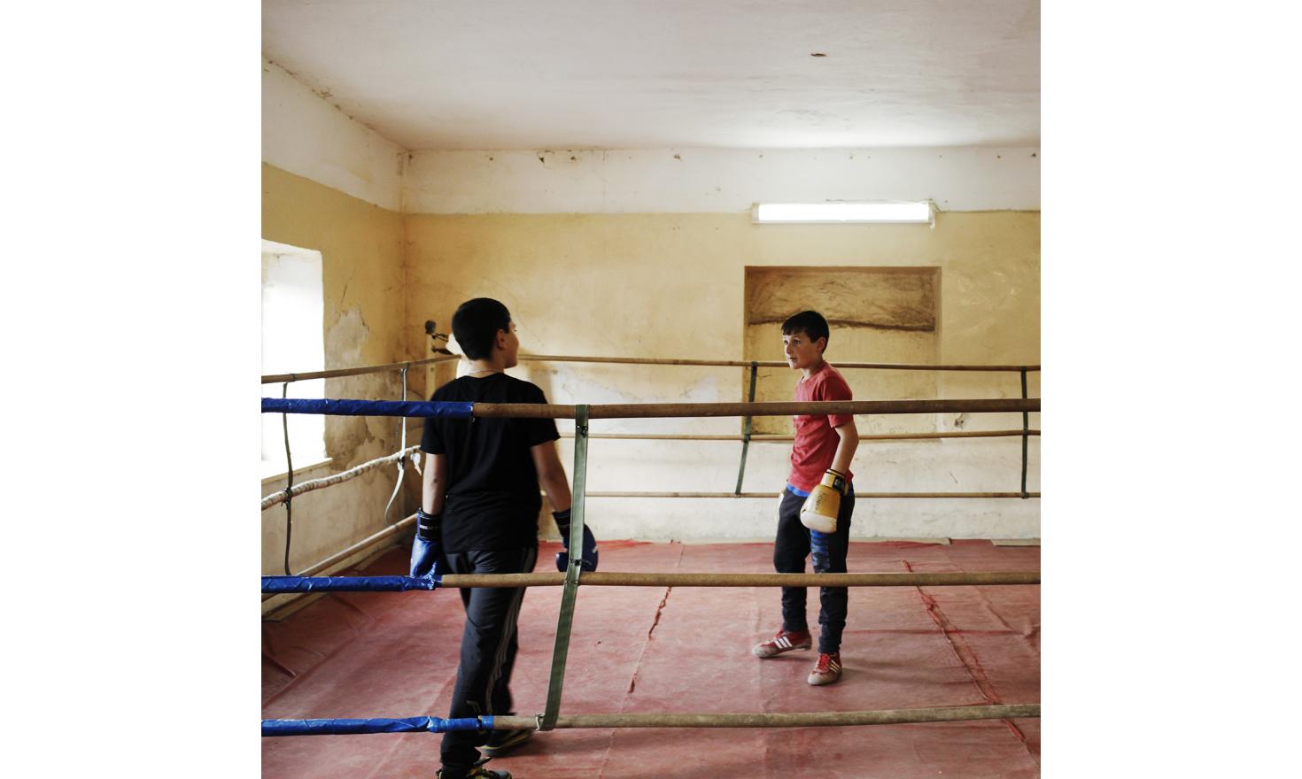 Boxing lessons. A school teacher explains that in the absence of fathers, boys are feminizing and not stick to the image of the Armenian manly. For the children, his workouts are the opportunity to learn boxing and to be "educated".