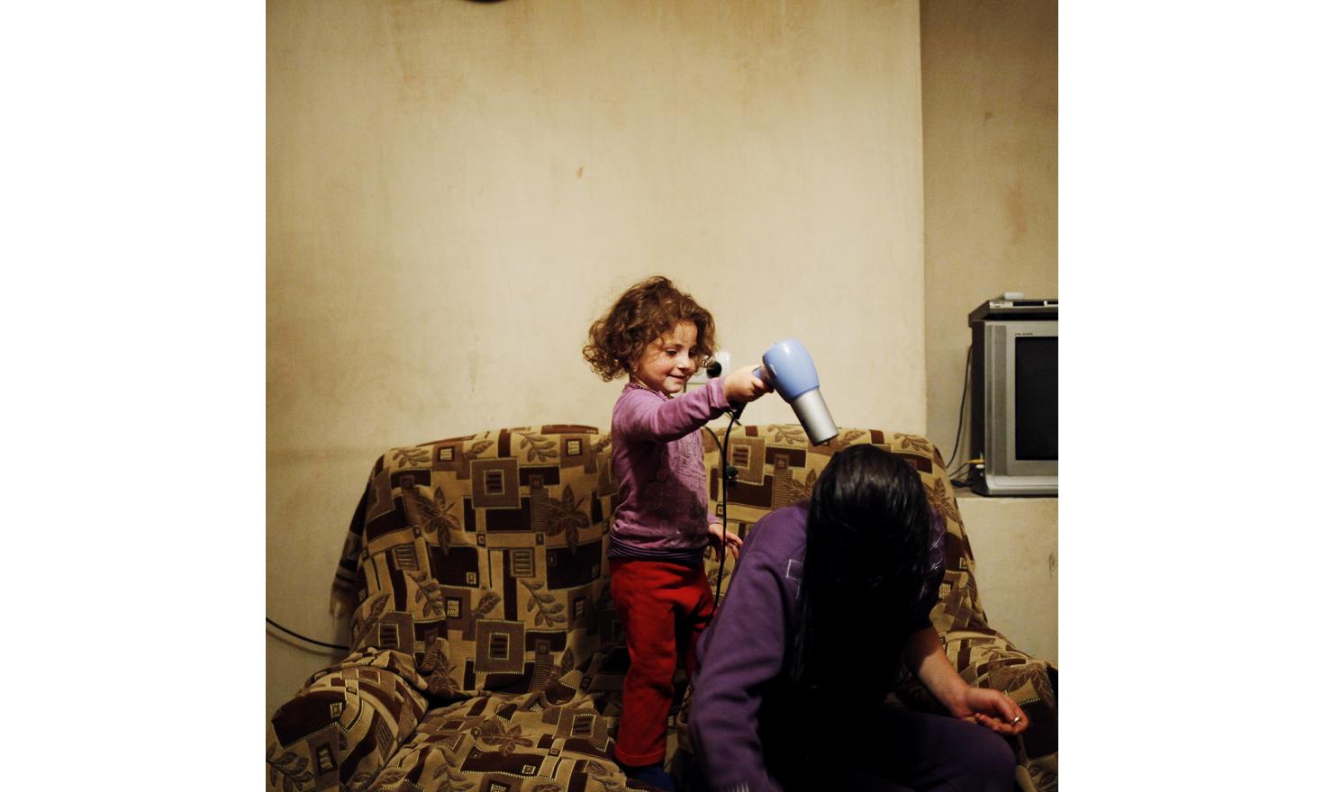 Tonight, Lilith decided she will dry her mother's hair (Anoush). It's a moment of complicity and laughing between mother and daughter.