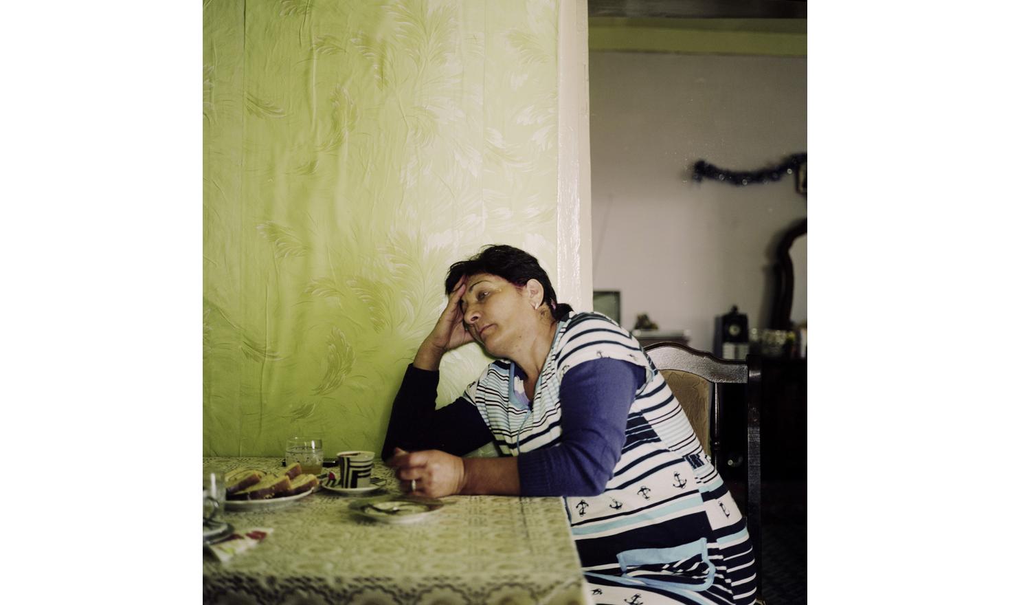 Anik. Her husband, her son and the husband of her daughter work in Russia. She must organize the wedding of her son but she has not yet found him a wife. She already bought the engagement ring and the couple's room is ready for them to move in.