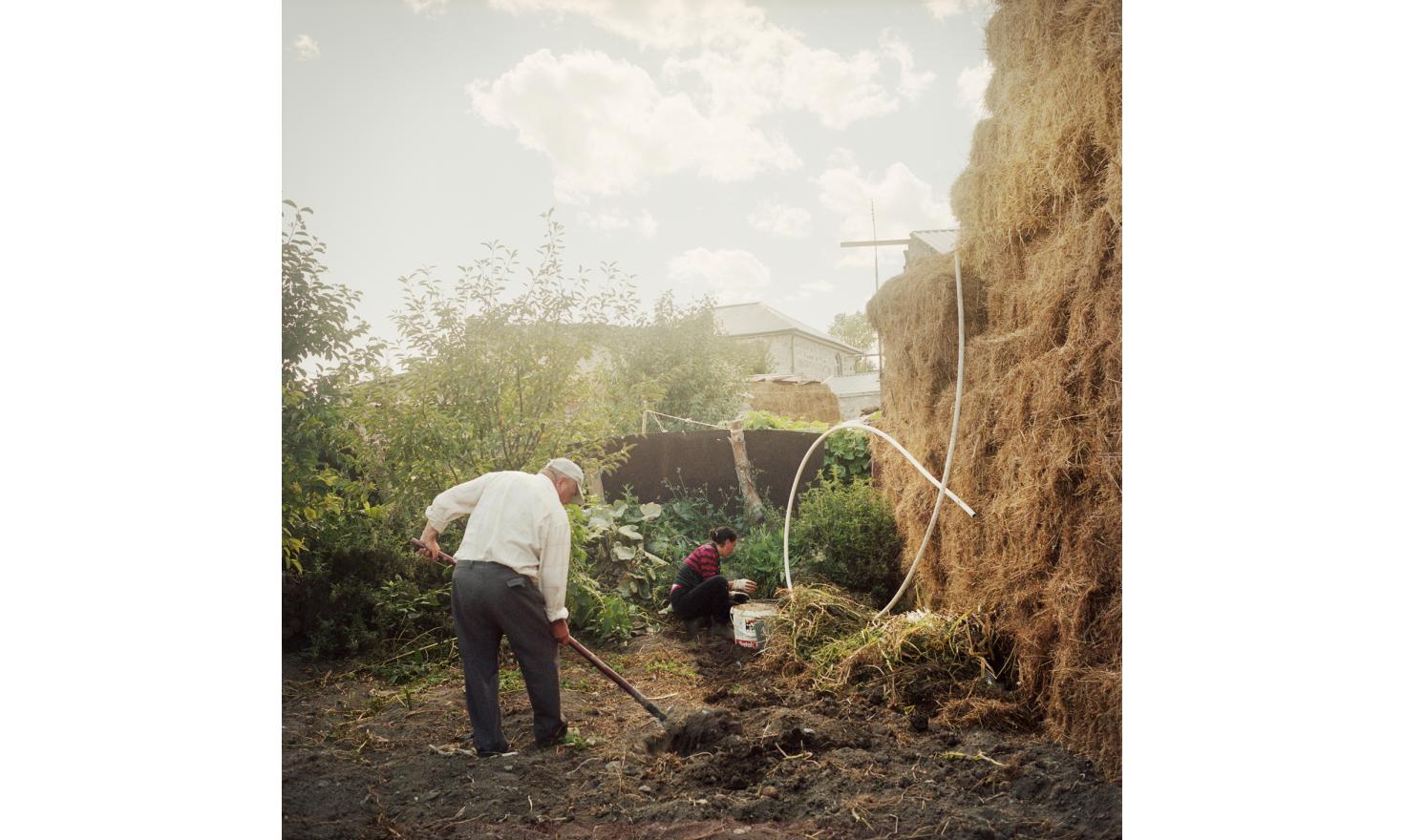 Anoush is picking up potatoes with her father-in-law, the only man in the house. She lives with Ruzanna, her sister-in-law (their husbands are brothers and both works in Russia), the five children of the two couples, and their parents-in-law.
