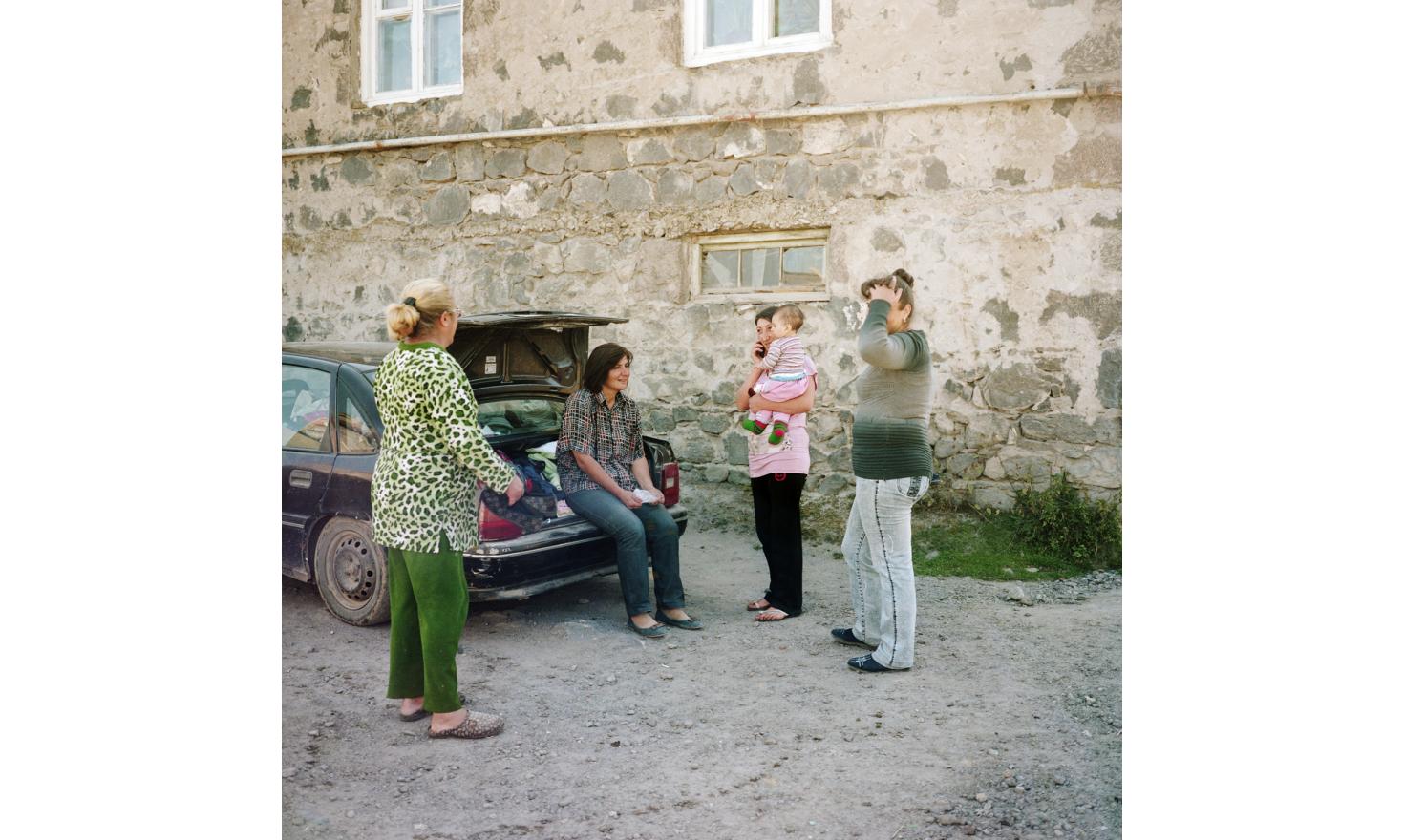 An itinerant seller comes regularly with her husband to sell clothes to women of Lichk.