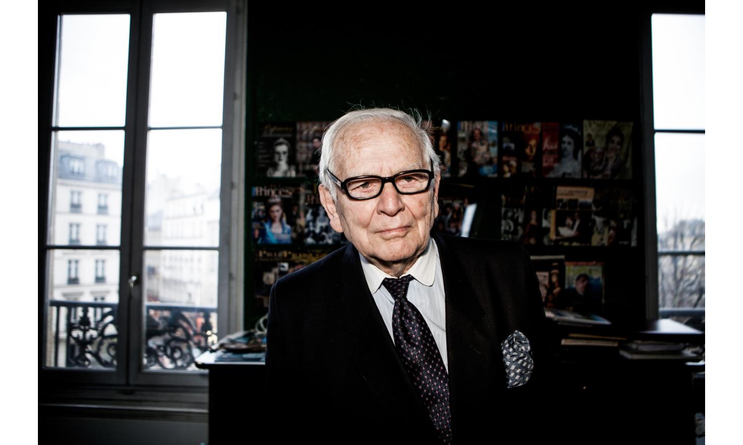 Portraits on assignent Portrait of Pierre Cardin (fashion designer) in his office on Marigny Avenue / Portrait de Pierre Cardin dans son bureau avenue de Marigny