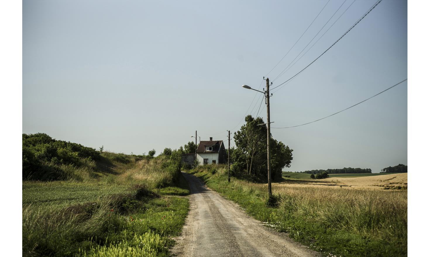 ©Ulrich Lebeuf / M.Y.O.P Berteaucourt-les-Danes , which is about 30kms far from Amiens. 1160 peoples live in the village. Here isa way to an isolated house.