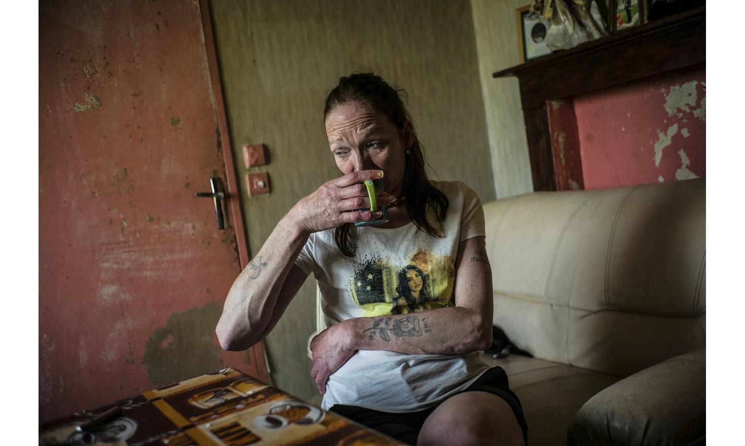 ©Ulrich Lebeuf / M.Y.O.P Isabelle is alcoholic since she was 17, or, as she'd rather say, she has "trouble with alcohol". She lives with unemployment benefits plus 90 euros for her daughter.