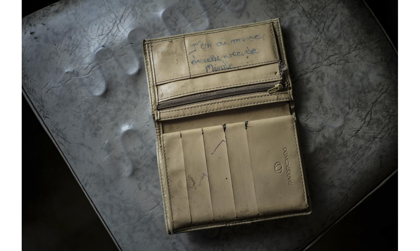 ©Ulrich Lebeuf / M.Y.O.P After an afternoon spent at Isabelle's, she throws me her wallet to show me what is written in it. The day after, i learn than her daughter Amandine tried once again to end her life by meds overdose.