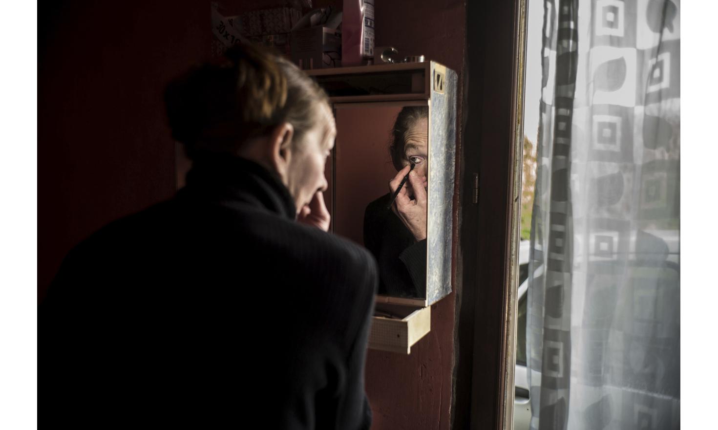 ©Ulrich Lebeuf / M.Y.O.P Isabelle is putting on make-up.
