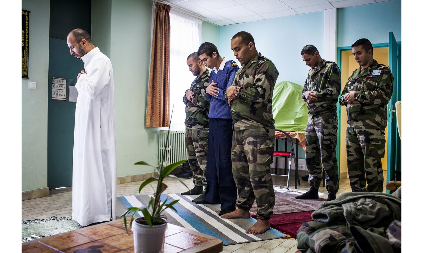 Brothers in arms: Muslims standing guard. The number of Muslim citizens in the military is unknown. The law, in fact, does not allow a census of the troops on a religious basis. Istres, October 15, 2009