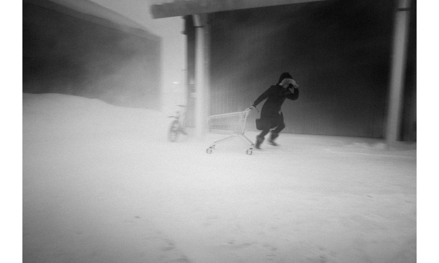 Dans le centre de Nuuk, une femme affronte le blizzard pour faire ses courses. Allégorie (sans nostalgie exotique) d’un temps révolu où le chasseur et son traîneau étaient au cœur de la survie du village.