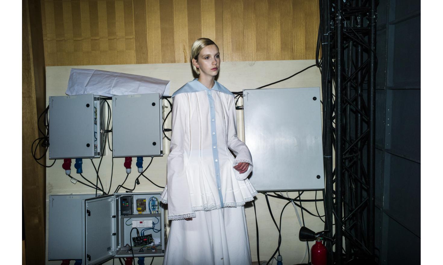 Fashion Week - Look the Backstages Fashion Week à Paris. Collection printemps été 2020. Défilé Loewe à l'UNESCO. Backstage / First Look, modèles habillés.