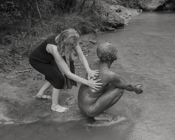 Emmanuelle et Jena effectuent le rituel chamanique de la Mue.