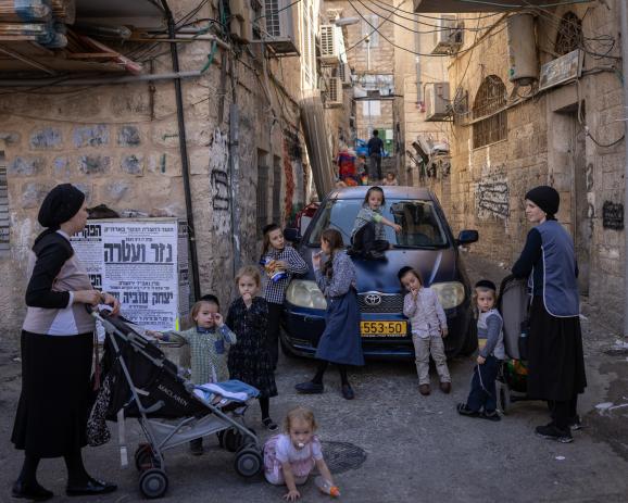 Israel, Jerusalem, quartier de Mea Sharim ( juif Ultra orthodoxe) Le 2 aout 2022. En fin de journée les enfants sortent pour profiter des températures estivales qui baissent.