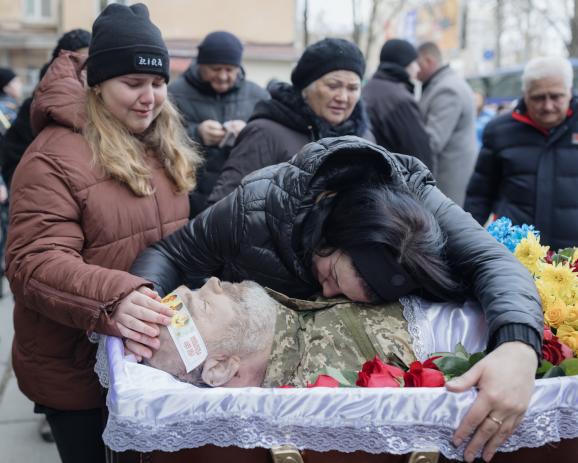 Ukraine, Odessa, le 4 février 2024. Hommage militaire rendus à deux soldats. devant la maison des officiers. Ici la famille du soldat  Valentin Trotsouk, 54ans, se récueille devant son cercueil. Il a été tué quelques jours auparavant dans la région de Don